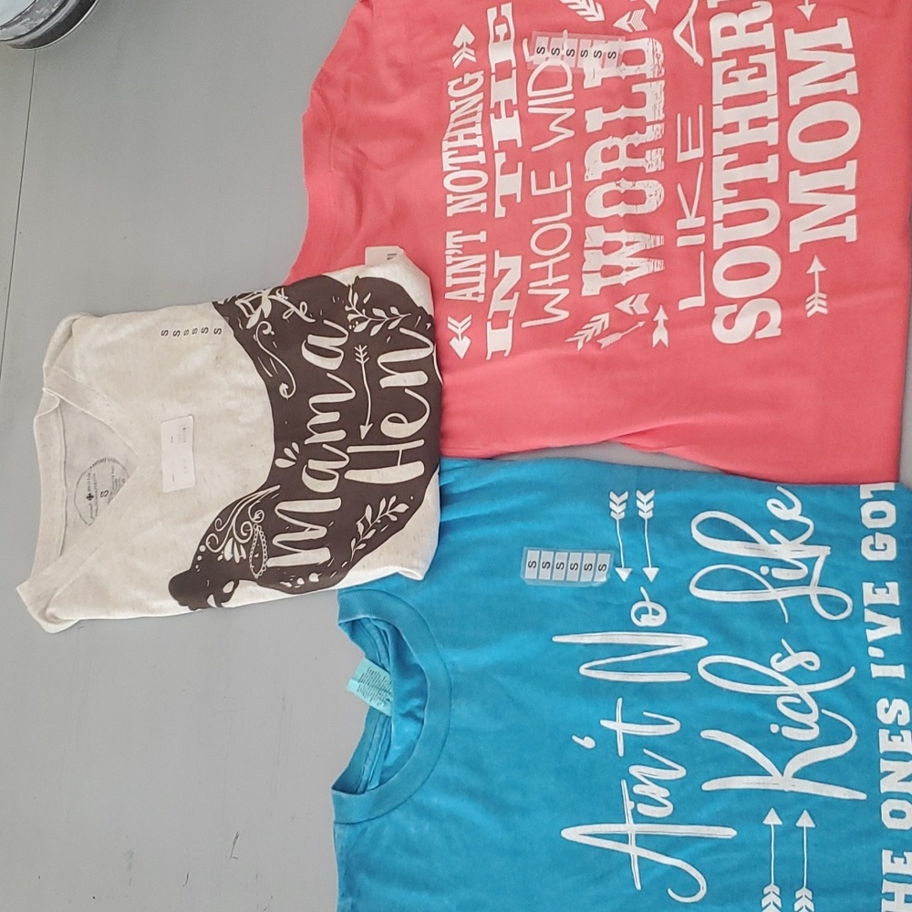 Mom t-shirts small